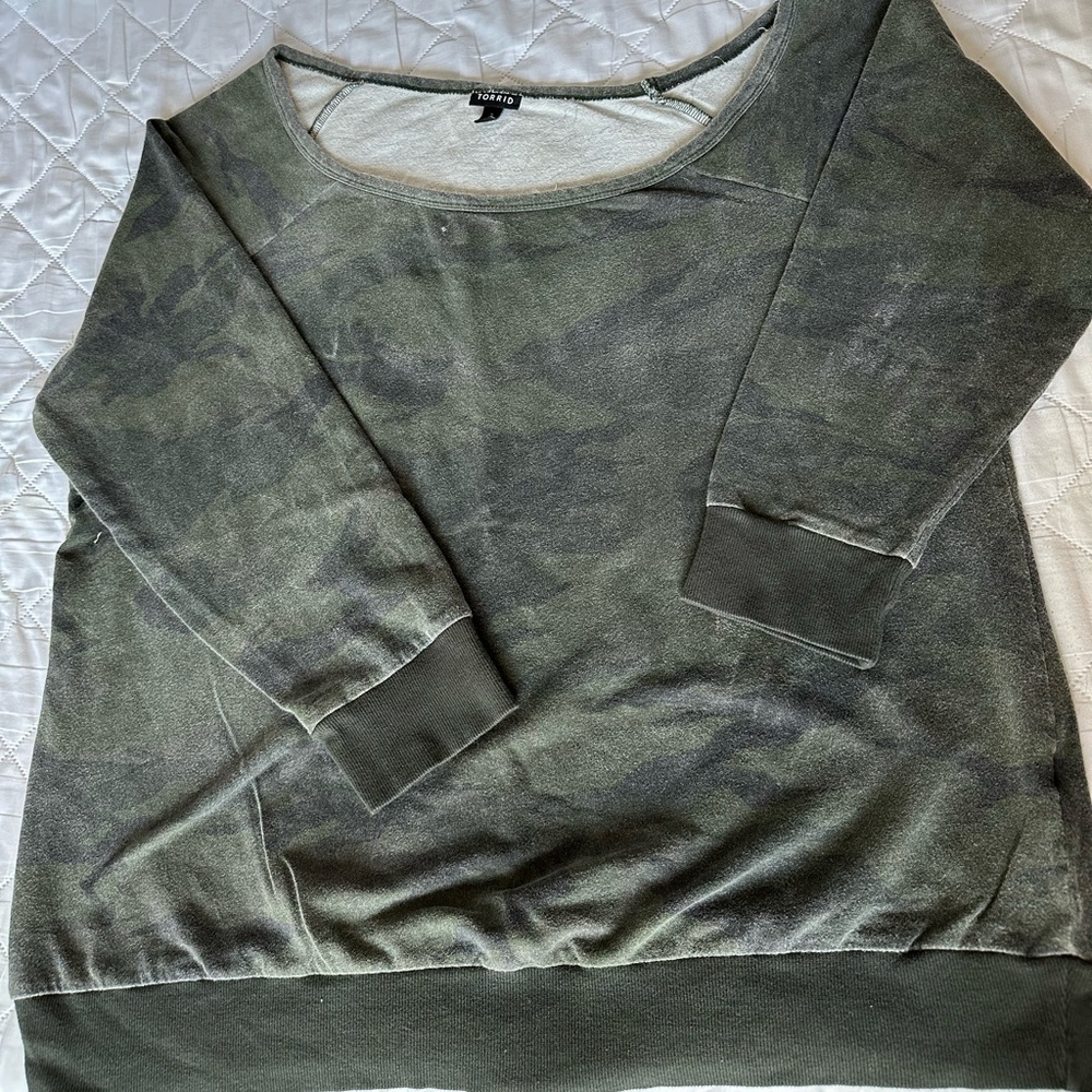 Torrid off shoulder camo sweatshirt size 2